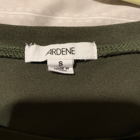 green shorty sleeve crop top with pocket - Picture 2 of 3